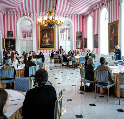 Un groupe de femmes discutent avec la gouverneure générale Mary Simon, dans la salle de la tente, à Rideau Hall.