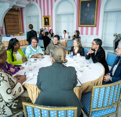 Un groupe de femmes discutent Un groupe de femmes, assises à une table ronde, discutent avec la gouverneure générale Mary Simon, dans la salle de la tente, à Rideau Hall.la gouverneure générale Mary Simon, dans la salle de la tente, à Rideau Hall.