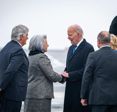 Governor General Simon shakes hands with U.S President Joe Biden. 