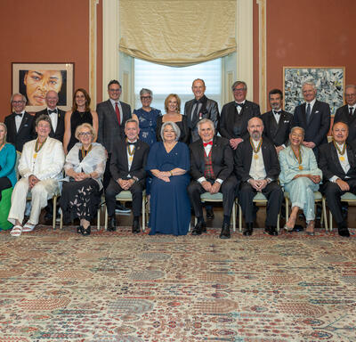 Photo de groupe avec la gouverneure générale Marie Simon, les récipiendaires du Prix du Gouverneur général pour les arts du spectacle et les membres de l'organisme