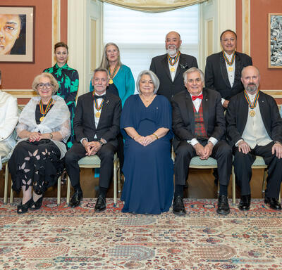 Photo de groupe avec la gouverneure générale Marie Simon et les récipiendaires du Prix du Gouverneur général pour les arts du spectacle