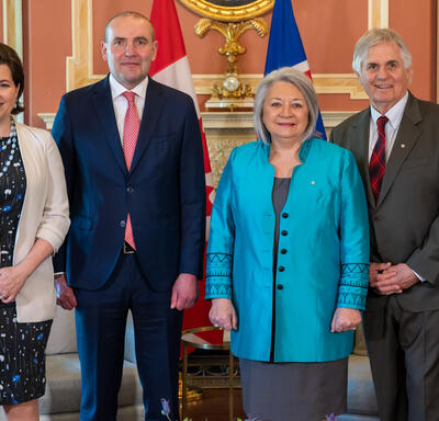 Governor General Marie Simon stands with Mr. Whit Fraser, Icelandic President Guðni Th. Jóhannesson and Ms. Eliza Reid inside Rideau Hall.