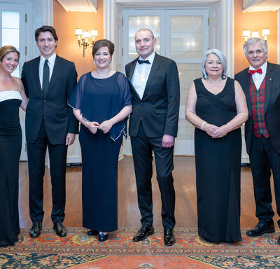 Governor General Marie Simon stands with Mr. Whit Fraser, Icelandic President Guðni Th. Jóhannesson, Ms. Eliza Reid, Canadian Prime Minister Justin Trudeau and Mrs Sophie Grégoire Trudeau