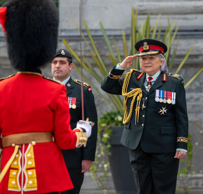 La gouverneure générale Marie Simon salue le commandant de la Garde de cérémonie. Elle porte un uniforme de l'armée des Forces armées canadiennes.