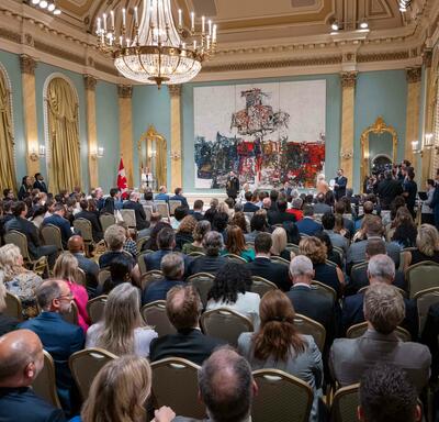 Vue grand angle des invités assistant à la cérémonie d'assermentation dans la salle de bal de Rideau Hall
