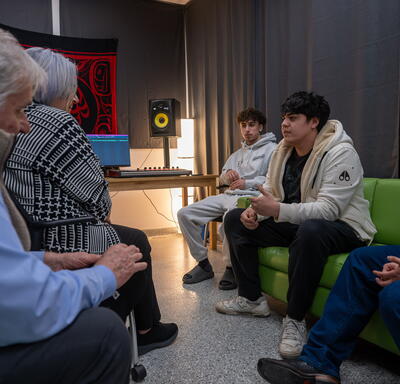 La gouverneure générale Mary Simon s'entretient avec des jeunes de l'initiative NeXup dans leur studio de musique.