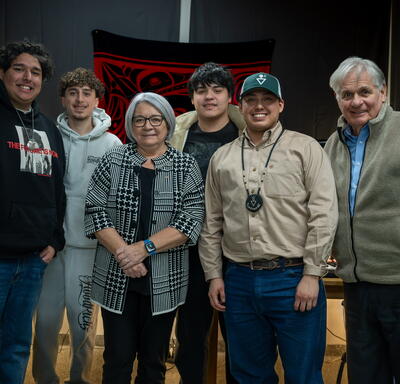La gouverneure générale Mary Simon, M. Whit Fraser et des participants à l'initiative pour la jeunesse NeXup.