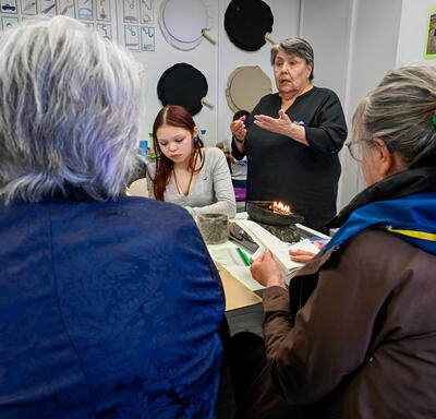 La gouverneure générale Mary Simon discute avec un groupe de personnes au Centre de ressources Piruqatigiit.