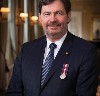 Official portrait of His Excellency the Right Honourable Richard Wagner, Administrator of the Government of Canada. On the left side of his chest, he wears the Queen Elizabeth II Diamond Jubilee Medal.