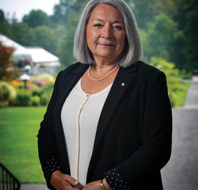 La gouverneure générale Mary Simon est debout et sourit pour une photo officielle.