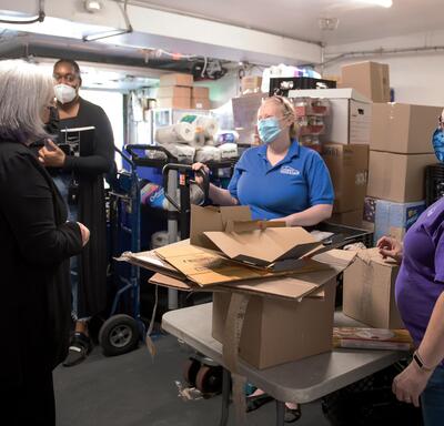 La gouverneure générale Mary Simon et M. Fraser discutent avec trois bénévoles de la Mission d’Ottawa.