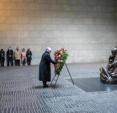 Governor General Mary Simon lays a wreath at the Central Memorial of the Federal Republic of Germany in Berlin.