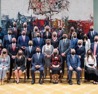 La gouverneure générale Mary Simon et le premier ministre Justin Trudeau sont assis sur des chaises à côté de plusieurs membres du Conseil des ministres du Canada. Derrière eux, on voit trois rangées d’autres membres debout.