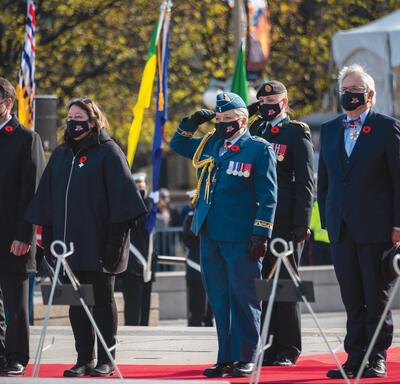 La gouverneure générale Mary Simon saluant dans son uniforme militaire bleu.