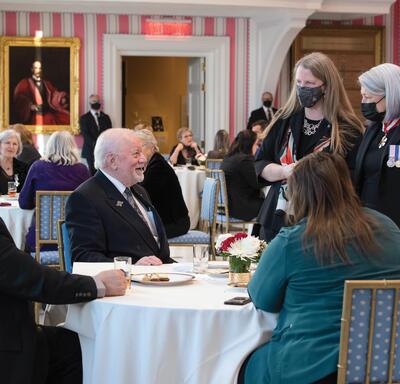 La gouverneure générale Mary Simon s’adresse aux récipiendaires et à leurs familles lors d’une réception dans la salle de la tente, à Rideau Hall.
