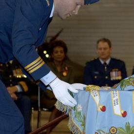 Cérémonie de bénédiction et de consécration des nouveaux drapeaux du 412e Escadron de transport de la Force aérienne