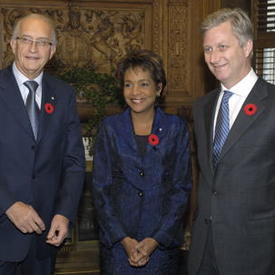 La gouverneure générale et M. Jean-Daniel Lafond  accueillent Son Altesse Royale le prince Philippe de Belgique durant sa visite à Rideau Hall