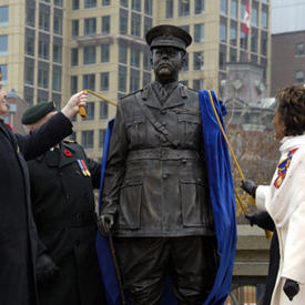 La gouverneure générale dévoile le monument aux Valeureux sur la place de la Confédération à Ottawa