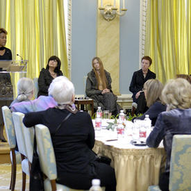Discussion sur les femmes et le leadership avec la gouverneure générale