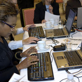 La gouverneure générale discute avec les Canadiennes et les Canadiens lors du clavardage en direct