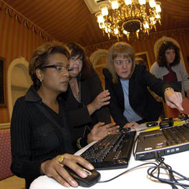 La gouverneure générale discute avec les Canadiennes et les Canadiens lors du clavardage en direct