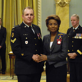 La gouverneure générale remet 12 Décorations de la vaillance militaire et 35 décorations pour service méritoire (division militaire)