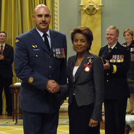 La gouverneure générale remet 12 Décorations de la vaillance militaire et 35 décorations pour service méritoire (division militaire)