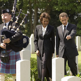 Cérémonie solennelle au cimetière militaire canadien de Bény-Reviers