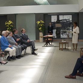 Le célèbre chanteur français Charles Aznavour reçoit l'insigne de l'Ordre du Canada à la Résidence du gouverneur général à la Citadelle de Québec