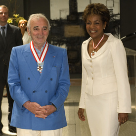 Le célèbre chanteur français Charles Aznavour reçoit l'insigne de l'Ordre du Canada à la Résidence du gouverneur général à la Citadelle de Québec