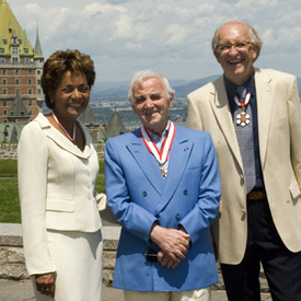 Le célèbre chanteur français Charles Aznavour reçoit l'insigne de l'Ordre du Canada à la Résidence du gouverneur général à la Citadelle de Québec