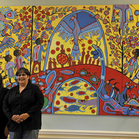 Installation d'une œuvre de Norval Morrisseau dans la Salle de bal de Rideau Hall