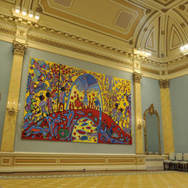 Installation d'une œuvre de Norval Morrisseau dans la Salle de bal de Rideau Hall