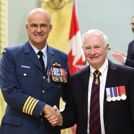 Remise de décorations militaires et de bravoure