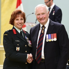 Remise de décorations militaires et de bravoure