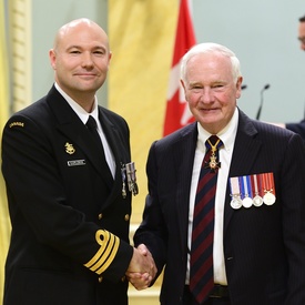 Remise de décorations militaires et de bravoure