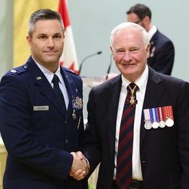 Remise de décorations militaires et de bravoure