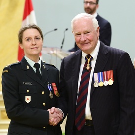 Remise de décorations militaires et de bravoure