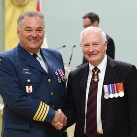 Remise de décorations militaires et de bravoure