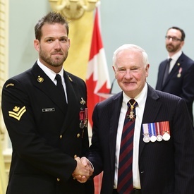 Remise de décorations militaires et de bravoure