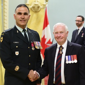 Remise de décorations militaires et de bravoure