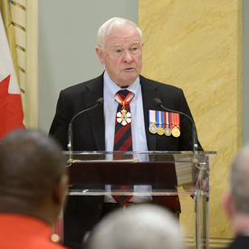 Remise de décorations pour actes de bravoure
