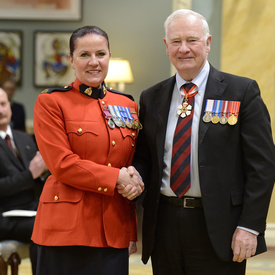 Remise de décorations pour actes de bravoure