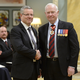 Remise de décorations pour actes de bravoure