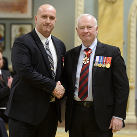 Remise de décorations pour actes de bravoure