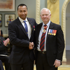 Remise de décorations pour actes de bravoure