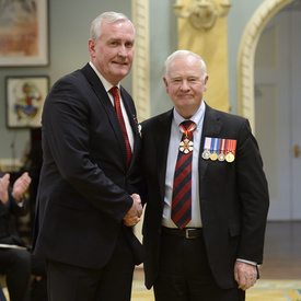 Remise de décorations pour actes de bravoure