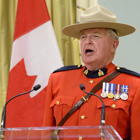 Remise de décorations pour actes de bravoure