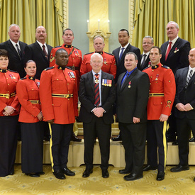 Remise de décorations pour actes de bravoure