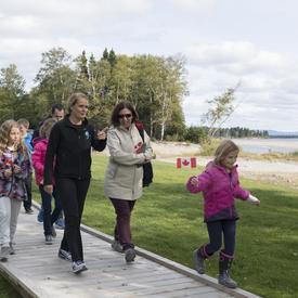 Later in the afternoon, the Governor General joined the Mayor of Happy Valley-Goose Bay, youth and volunteers on a walk along the new Birch Island Boardwalk.